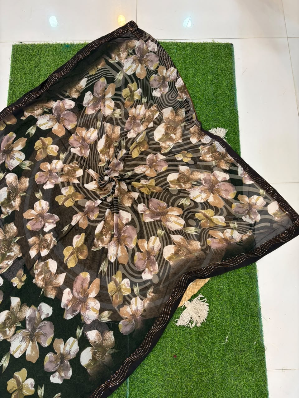 Floral Weightless Georgette Diamond Saree ✨