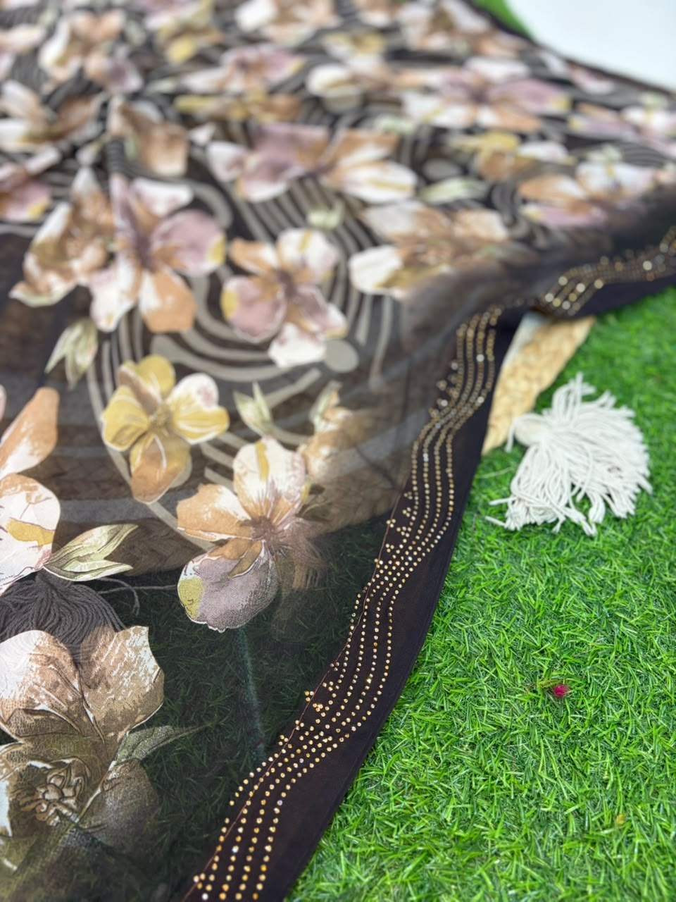 Floral Weightless Georgette Diamond Saree ✨