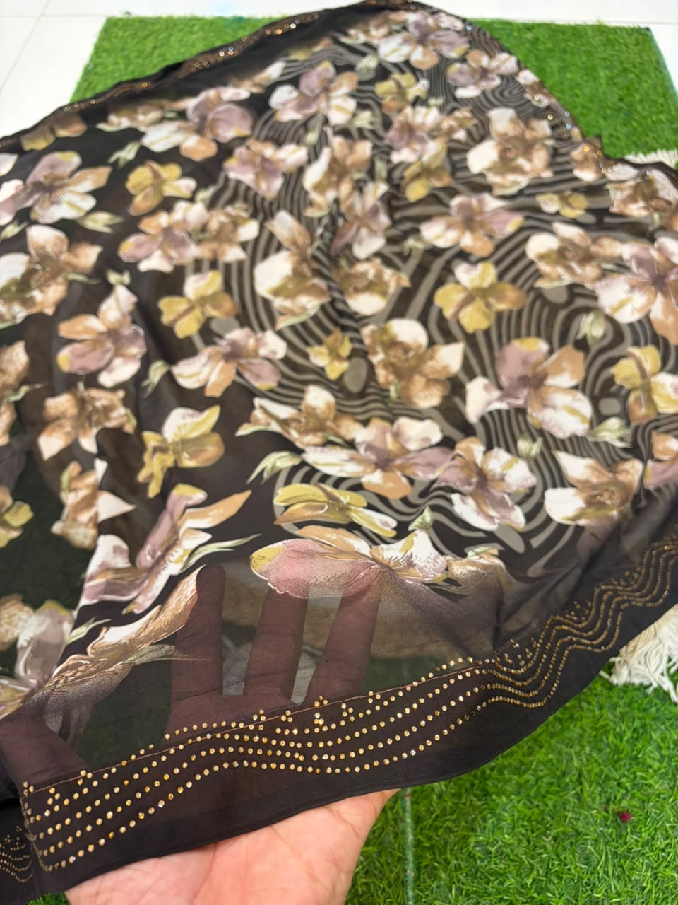 Floral Weightless Georgette Diamond Saree ✨